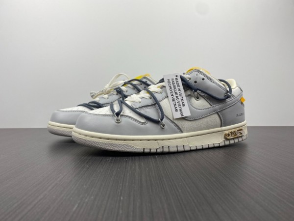 O*ff-W*hite x N*ike Dunk Low