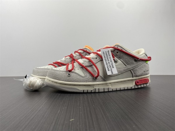 O*ff-W*hite x N*ike Dunk Low