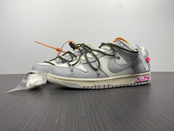 O*ff-W*hite x N*ike Dunk Low