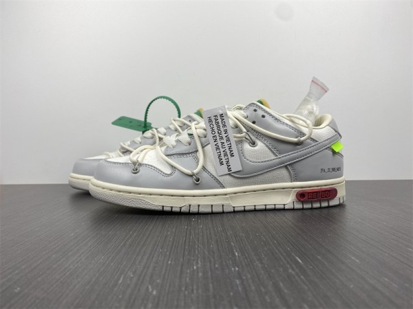 O*ff-W*hite x N*ike Dunk Low