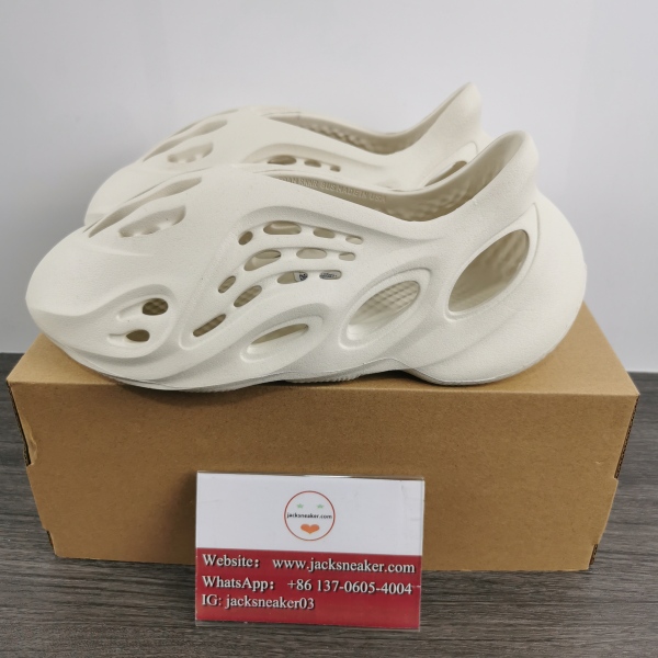 Y*eezy Foam Runner Sand FY4567