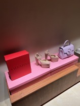 Women 𝑉*𝐴𝐿𝐸𝑁𝑇𝐼𝑁𝑂 Top Sneakers