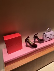 Women 𝑉*𝐴𝐿𝐸𝑁𝑇𝐼𝑁𝑂 Top Sneakers
