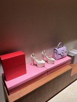 Women 𝑉*𝐴𝐿𝐸𝑁𝑇𝐼𝑁𝑂 Top Sneakers