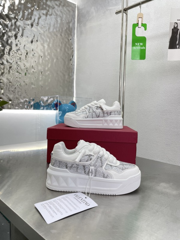 Women 𝑉*𝐴𝐿𝐸𝑁𝑇𝐼𝑁𝑂 Top Sneakers