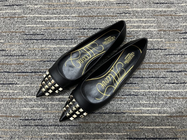Women 𝑉*𝐴𝐿𝐸𝑁𝑇𝐼𝑁𝑂 Top Sneakers
