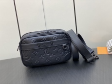 L*ouis V*uitton Top Bag  11*18.5*6.5CM