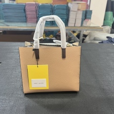 M*ARC J*ACOBS Top Bag  23*20*10CM