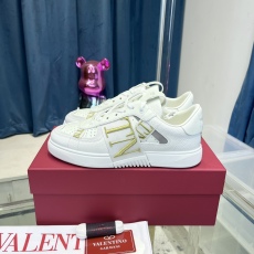 Men Women 𝑉*𝐴𝐿𝐸𝑁𝑇𝐼𝑁𝑂 Top Sneakers