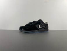 D*ivision Street x Ni*ke Dunk Low Lux “Oregon Black” HV1470-001