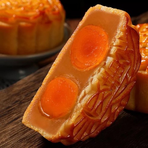 Mid-Autumn Festival gives people egg yolk moon cakes