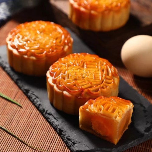 Mid-Autumn Festival gives people egg yolk moon cakes