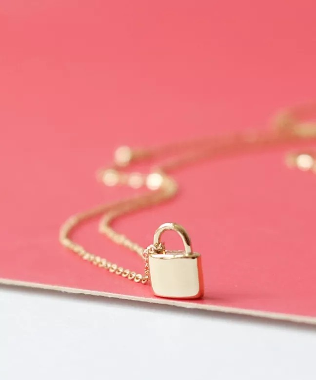 European and American retro personality pendant chain simple temperament small lock necklace 18k gold necklace Valentine's Day gift