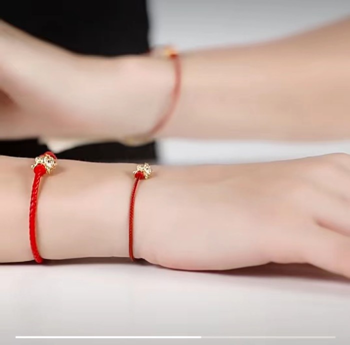 Chow Tai Fook ENZO Zhaocai Nafu Xinglion transfer bead red rope foot gold gold hand rope and zodiac EZR121