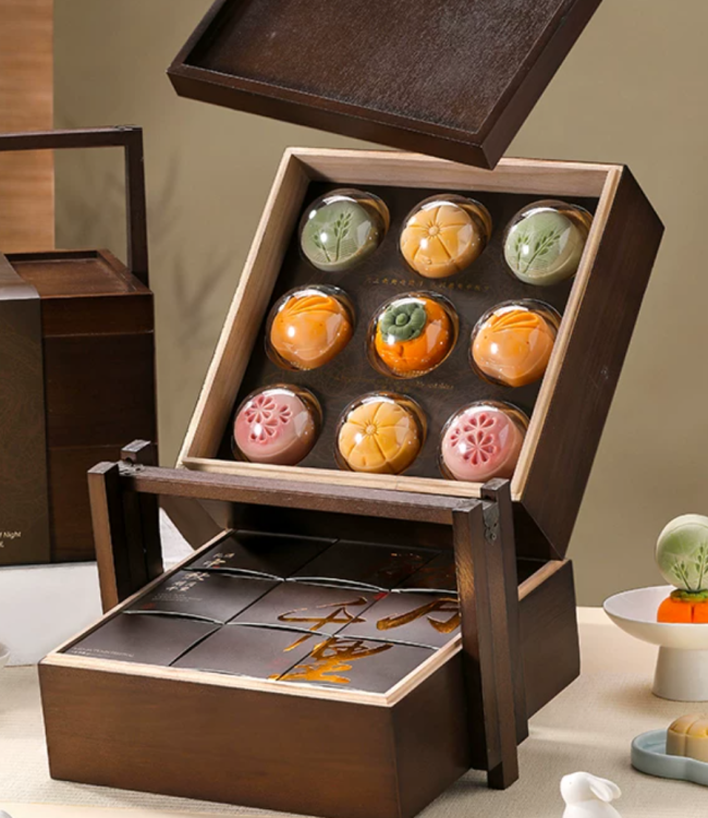 High-end Cantonese mooncake with filling and low sugar, for the Mid-Autumn Festival
