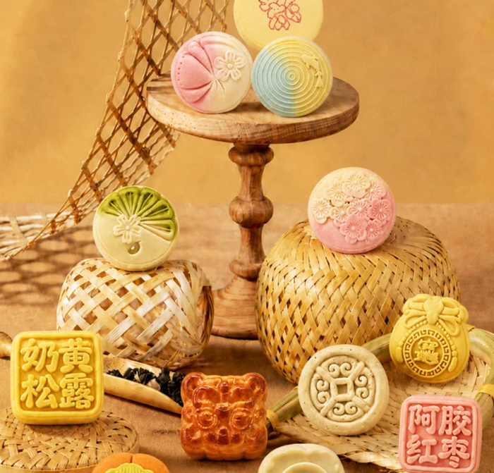 New high-end mooncake gift box set featuring traditional Cantonese melt-in-your-mouth pastries