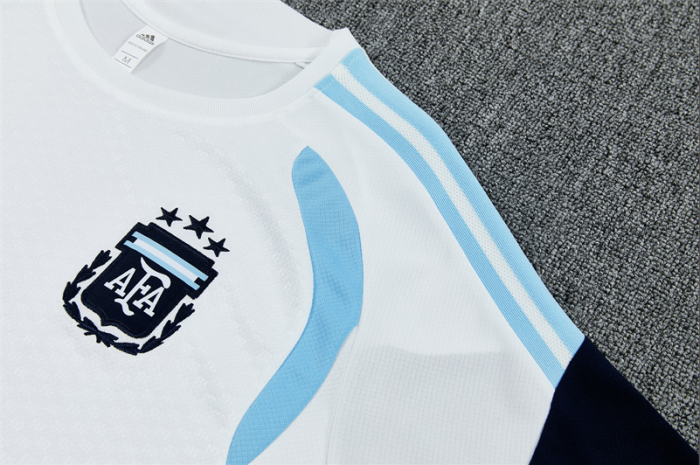 26 27 White short sleeves Argentine Football Club Training