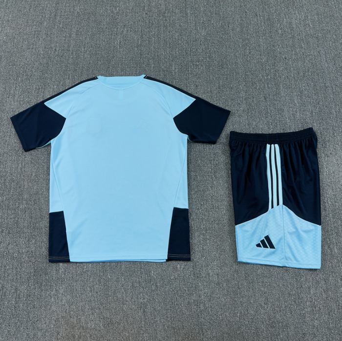 26 27 Light blue short sleeves Argentine Football Club Training
